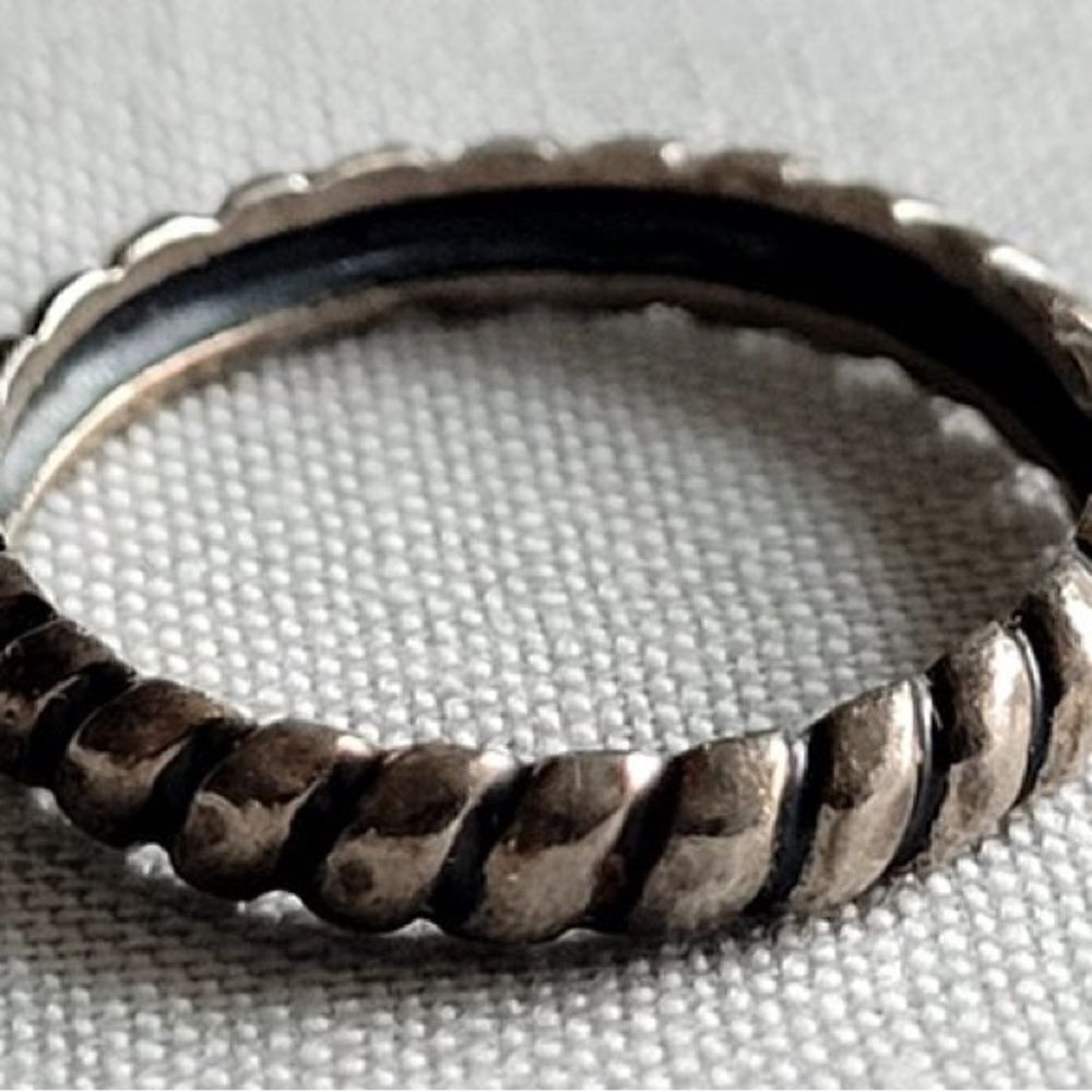 Vintage Sterling Silver Twisted Band Ring. Size 5.75. - Picture 3 of 4